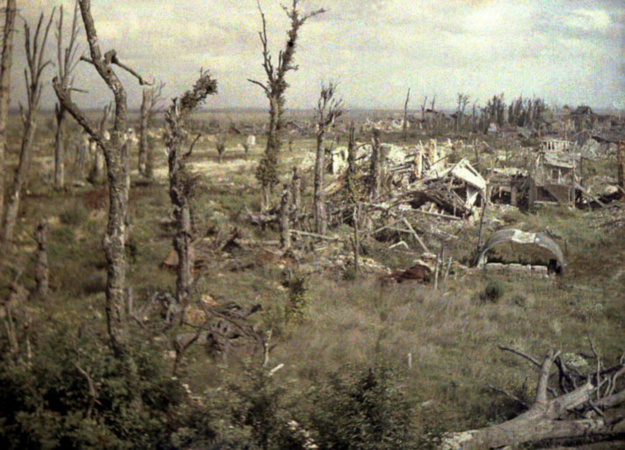 Oblast poblíž hradu s budovami a stromy poškozenými dělostřeleckou palbou, Chaulnes, Somme, Francie, 1917 (autochrom) od Fernand Cuville