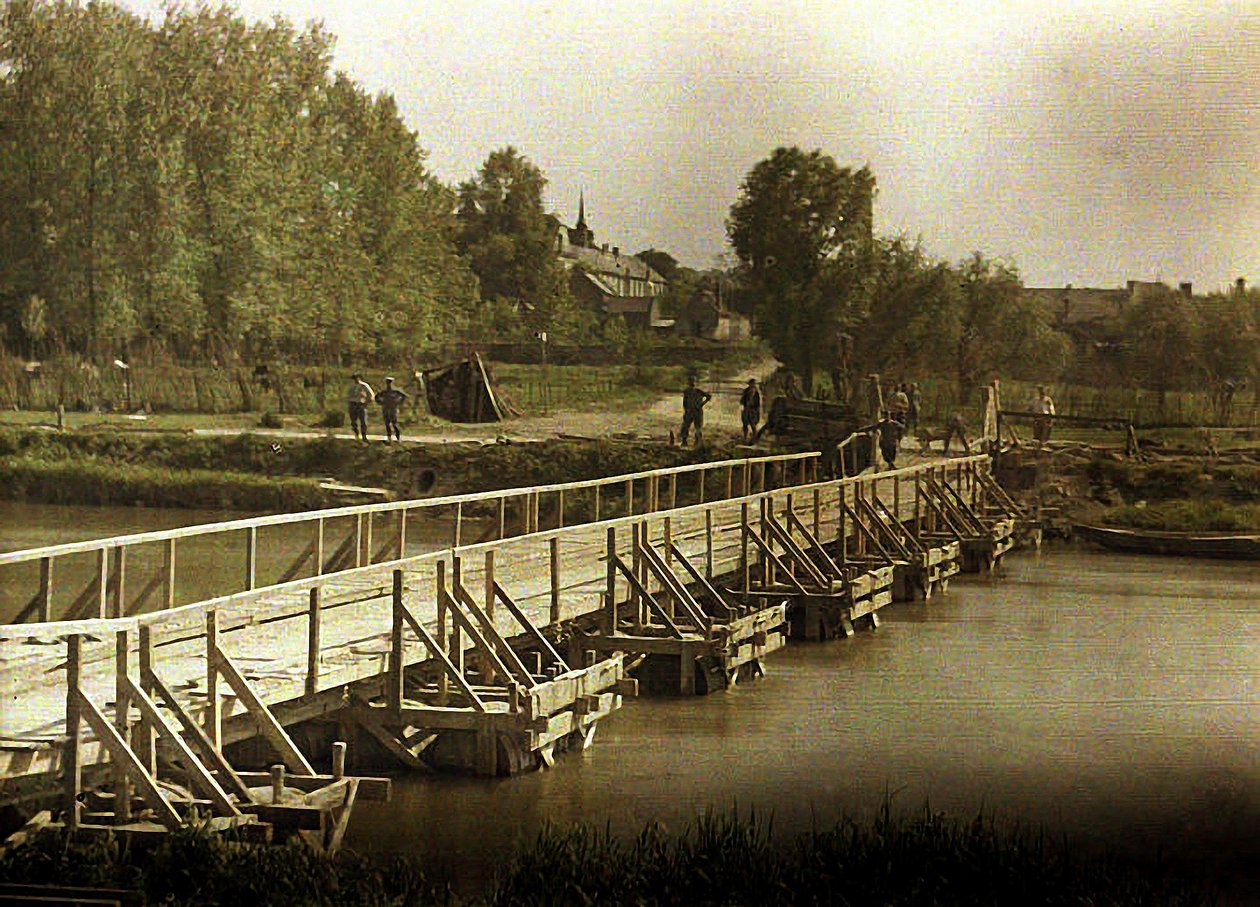 Sudový most přes řeku Aisne, Soissons, Francie, 1917 (autochrom) od Fernand Cuville