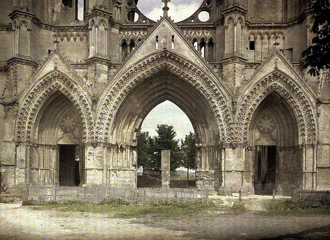 Bombové poškození Cathedrale Saint-Gervais-et-Saint-Protais, Soissons, Aisne, Francie, 1917 (autochrom) od Fernand Cuville