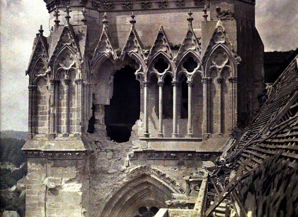 Bombové poškození Cathedrale Saint-Gervais-et-Saint-Protais, Soissons, Aisne, Francie, 1917 (autochrom) od Fernand Cuville