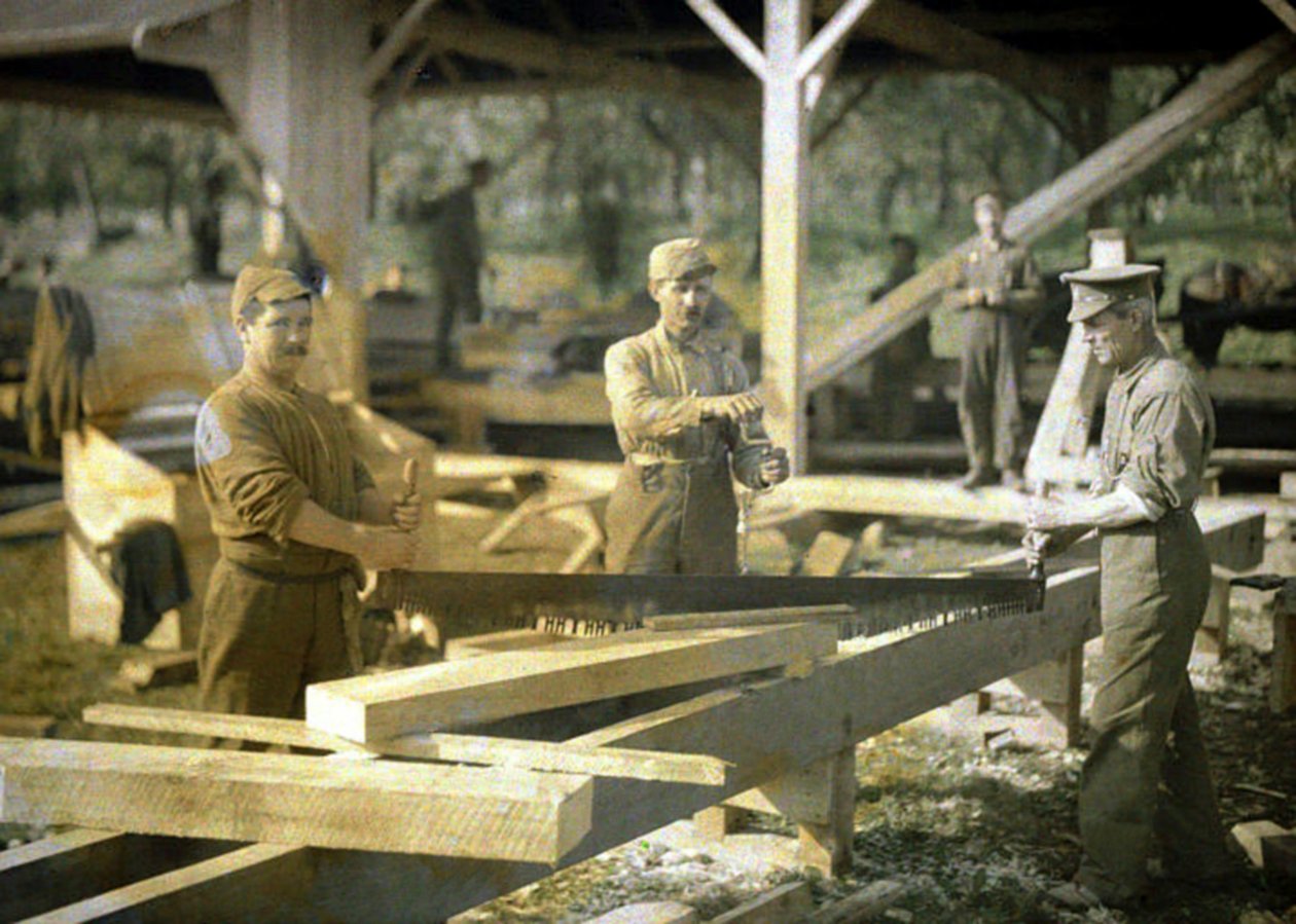 Kanadští vojáci pracující na pile, Quesmy, Oise, Francie, 1917 (autochrom) od Fernand Cuville