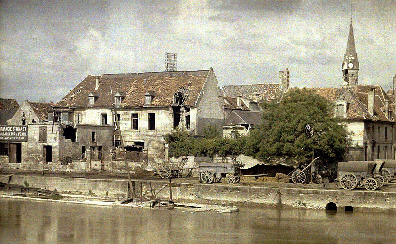 Vozíky podél břehu Aisne, kostel Saint-Waast v pozadí, Soissons, 1917 (autochrom) od Fernand Cuville