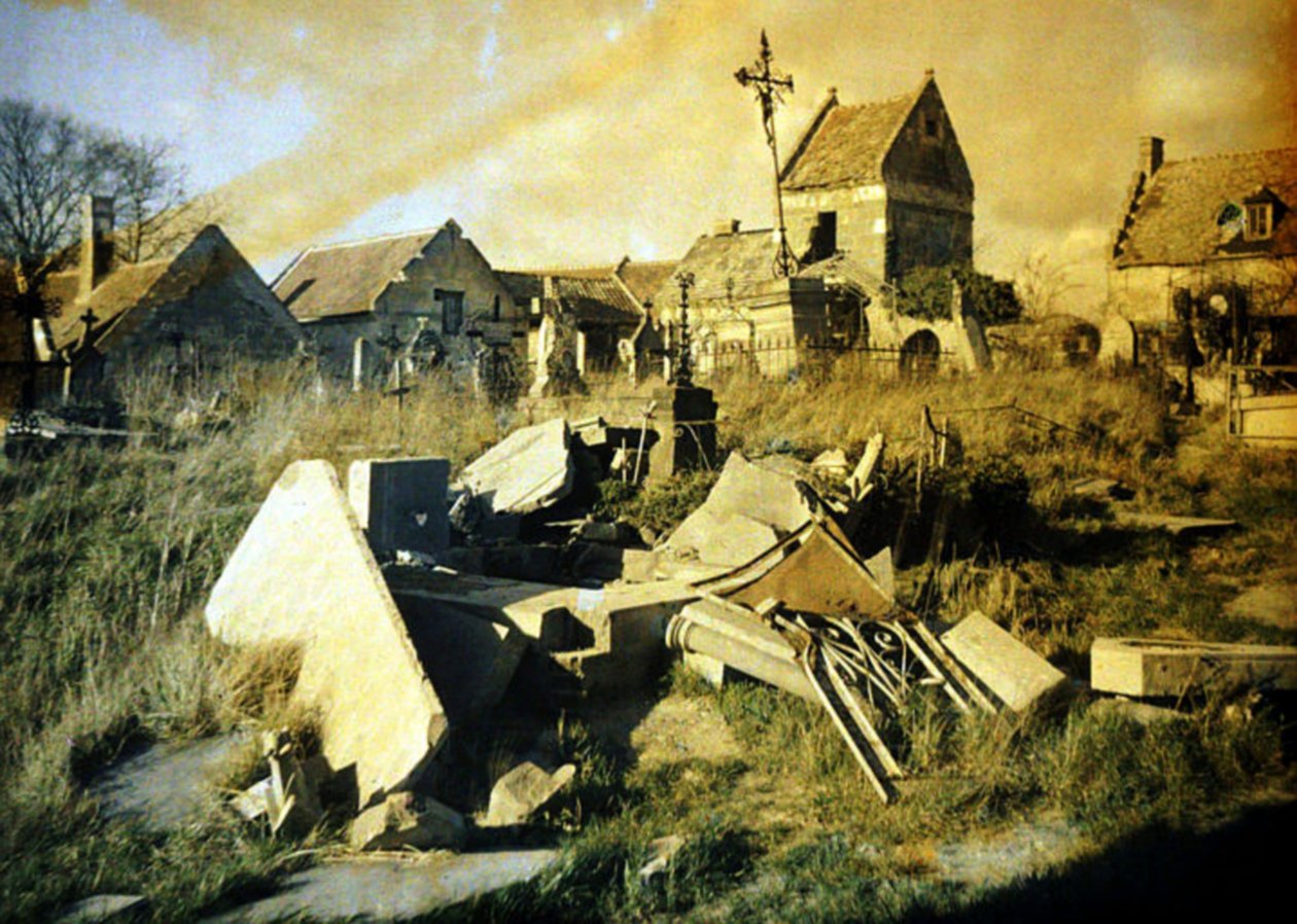 Hřbitov s poškozenými hroby, Thiescourt, Oise, Francie, 1917 (autochrom) od Fernand Cuville