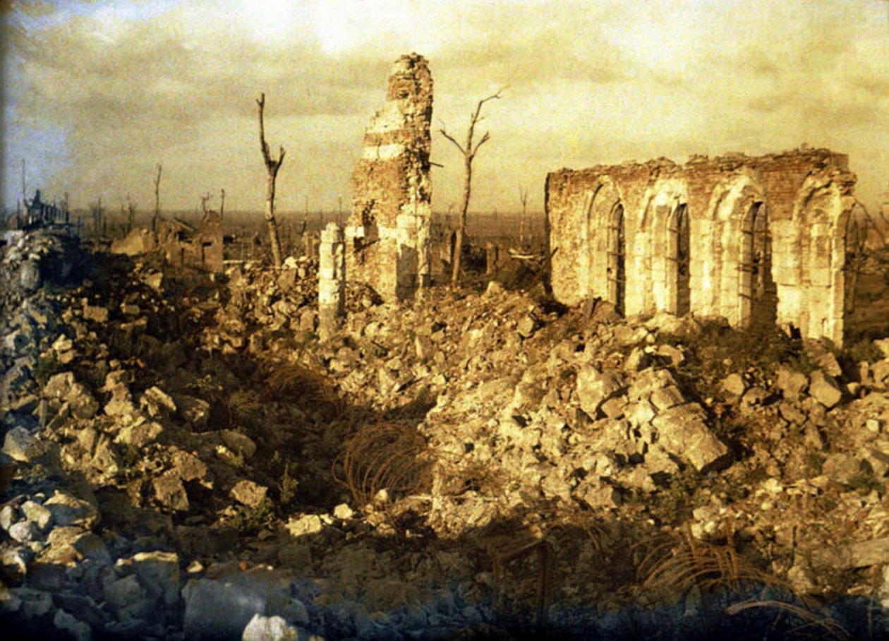 Kostel poškozený během války, Chaulnes, Somme, Francie, 1917 (autochrom) od Fernand Cuville