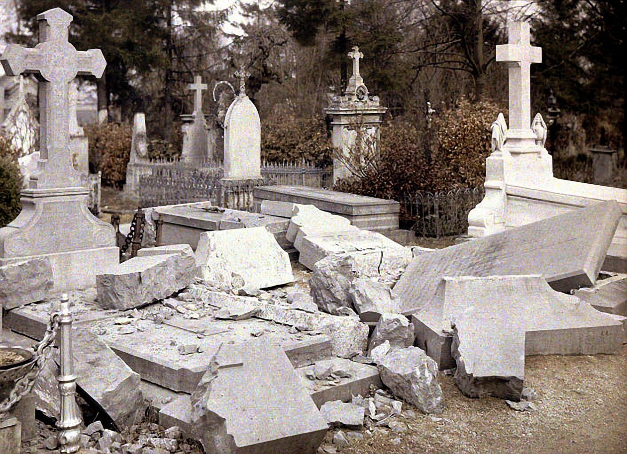 Poškozené hroby na severním hřbitově, Reims, Marne, Francie, 1917 (autochrom) od Fernand Cuville