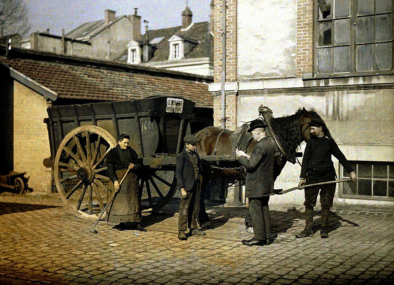 Zaměstnanci Maison Rohart s koněm a povozem, Reims, Marne, Francie, 1917 (autochrom) od Fernand Cuville