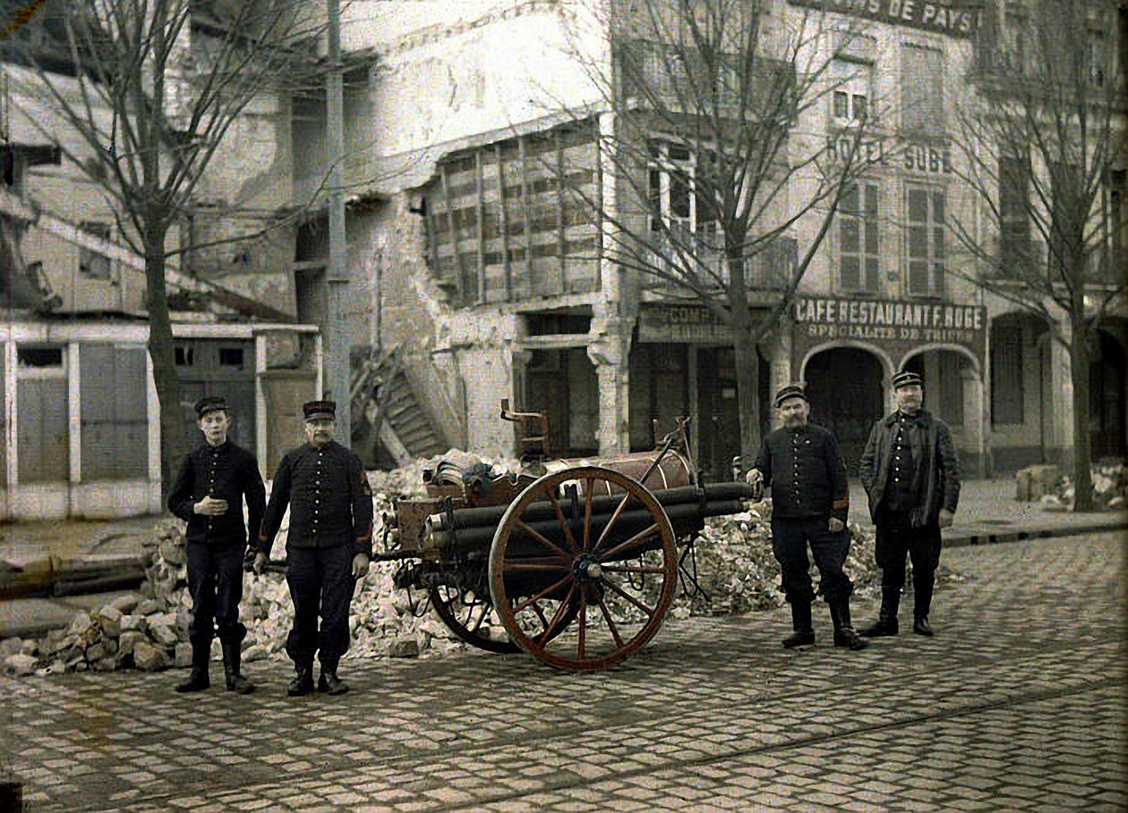 Čtyři hasiči s jejich vybavením, Reims, Marne, Francie, 1917 (autochrom) od Fernand Cuville