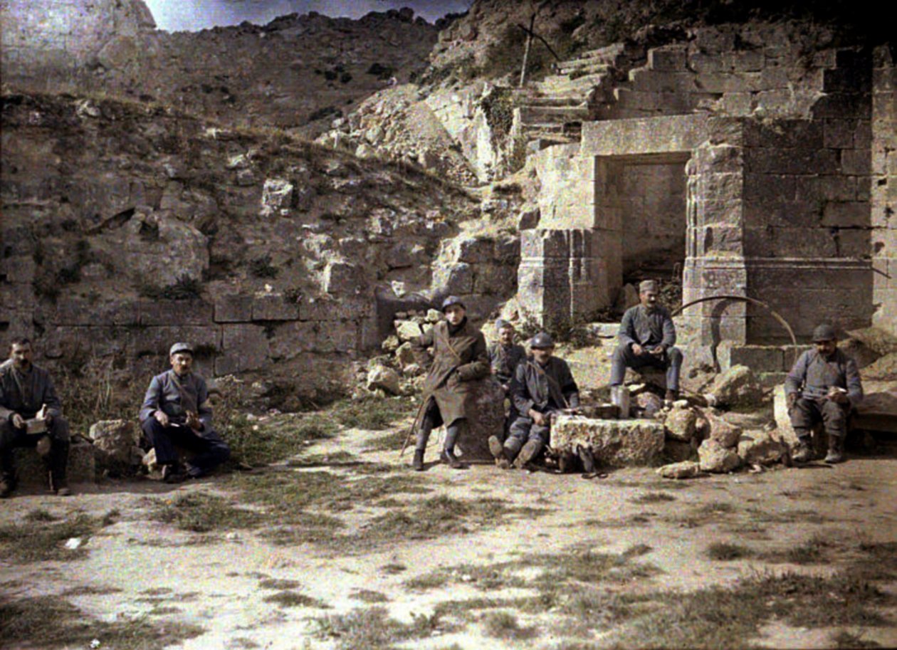 Francouzští vojáci jedí oběd, Coucy-le-Chateau-Auffrique, Aisne, Francie, 1917 (autochrom) od Fernand Cuville