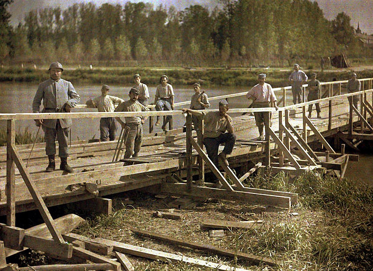 Francouzští vojáci ze speciální jednotky staví dřevěný most přes řeku Aisnu, Soissons, Francie, 1917 (autochrom) od Fernand Cuville