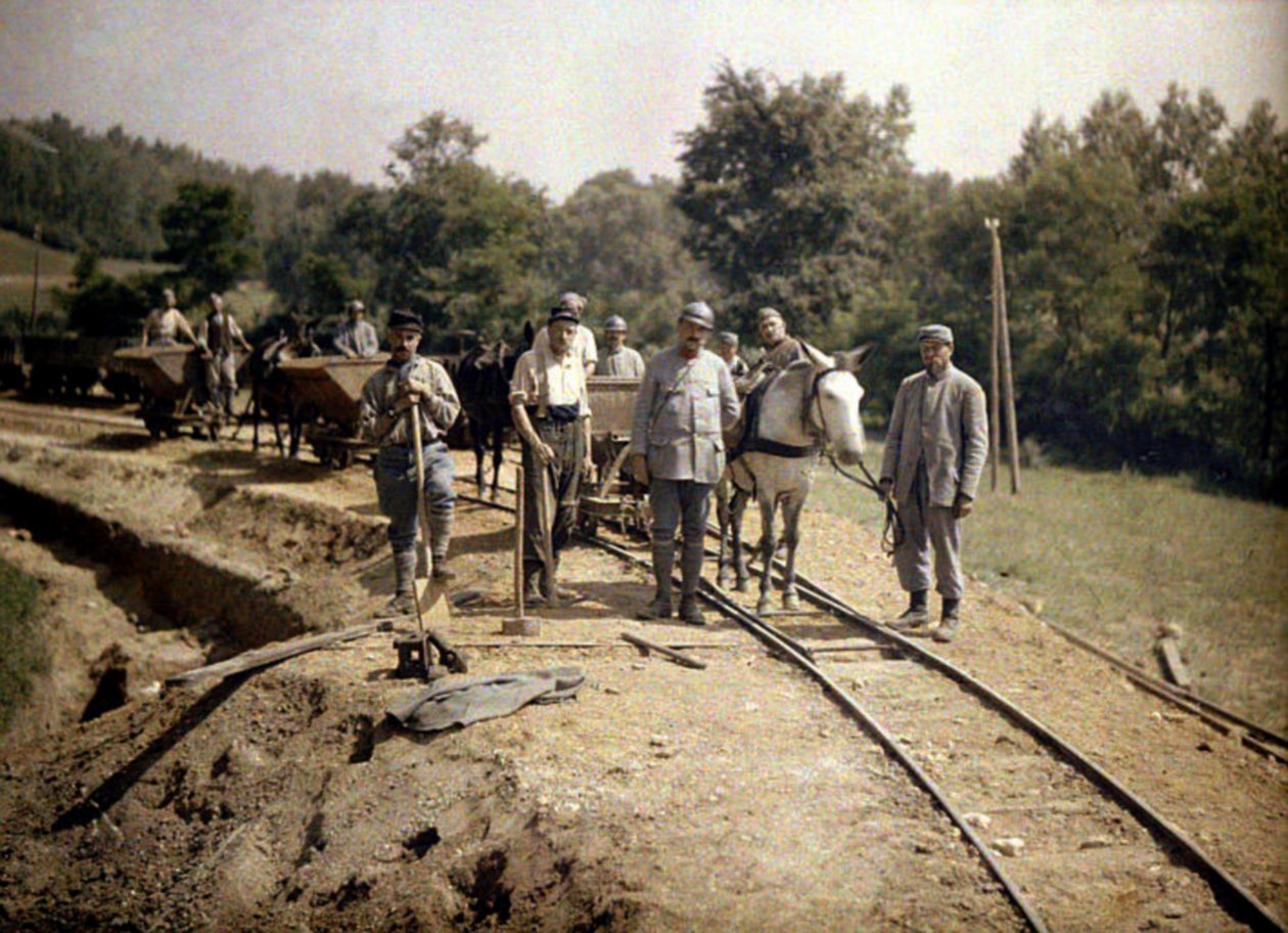 Francouzští vojáci 11. dělostřeleckého pluku instalovali koleje pro 600mm (úzko)rozchodnou železnici, Soissons, Aisne, Francie, 1917 (autochrom) od Fernand Cuville