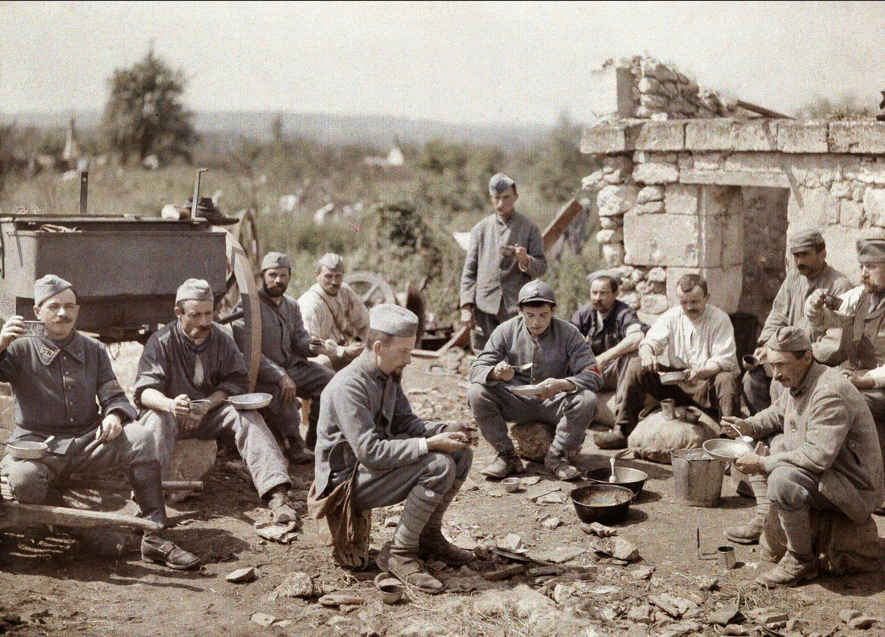Francouzští vojáci 370. pěšího pluku jedli polévku během bitvy u Aisne, Francie, 1917 (autochrom) od Fernand Cuville