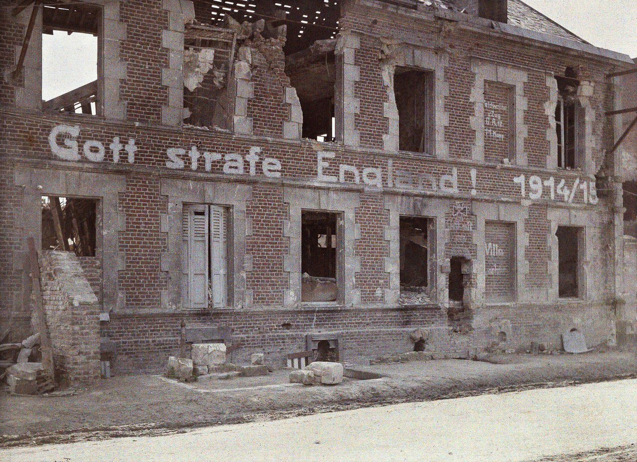 Slogan německé armády na zdi poškozené cihlové budovy: Kéž Bůh trestá Anglii! 191415, Bucy-le-Long, Aisne, Francie, 1917 (autochrom) od Fernand Cuville