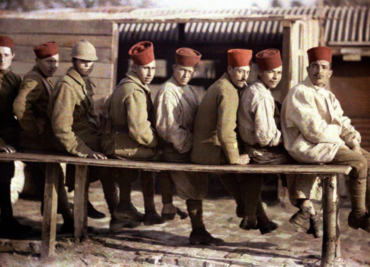 Skupina alžírských vojáků po ústupu německé armády, Noyon, Oise, Francie, 1917 (autochrom) od Fernand Cuville