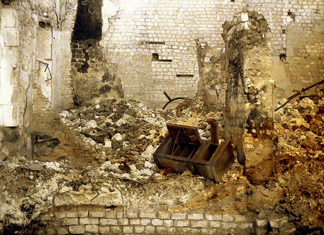 Interiér vybombardovaného domu, Remeš, Marna, Francie, 1917 (autochrom) od Fernand Cuville