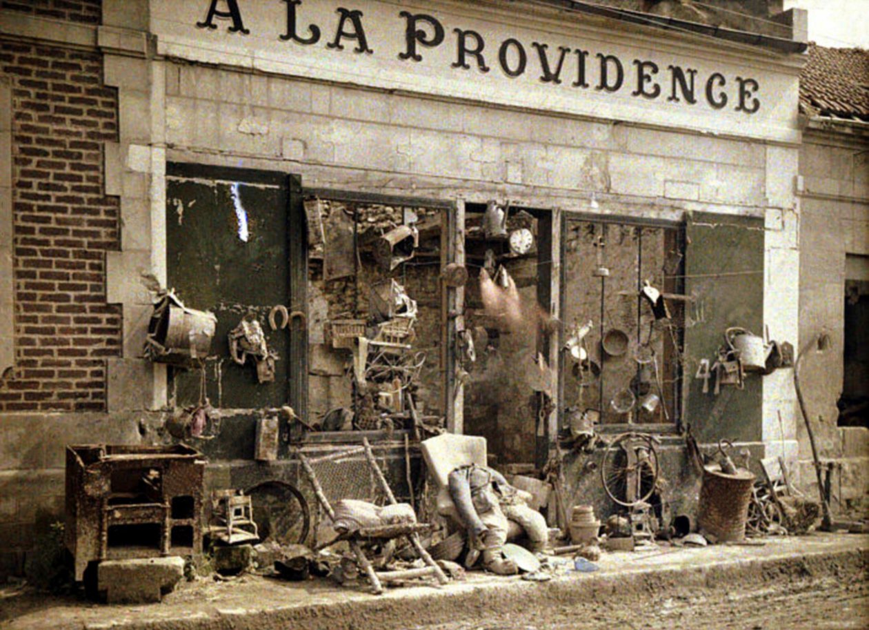 Vetešnictví "A La Providence" po ústupu Němců, Bucy-le-Long, Aisne, Francie, 1917 (autochrom) od Fernand Cuville