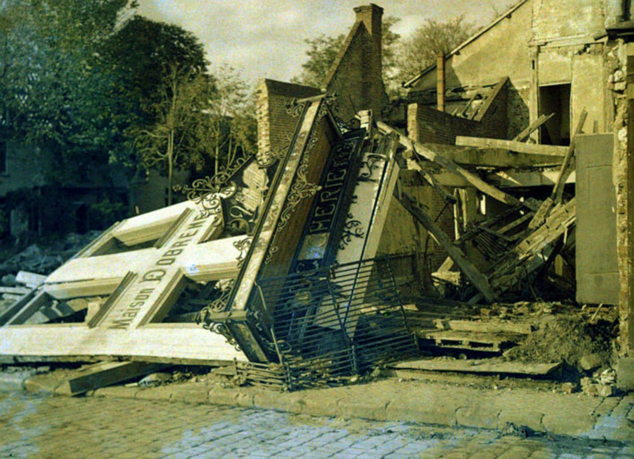 Maison Dobreme - ruiny budovy s Boucherie Dobreme, Roye, Somme, Francie, 17. března 1917 (autochrom) od Fernand Cuville