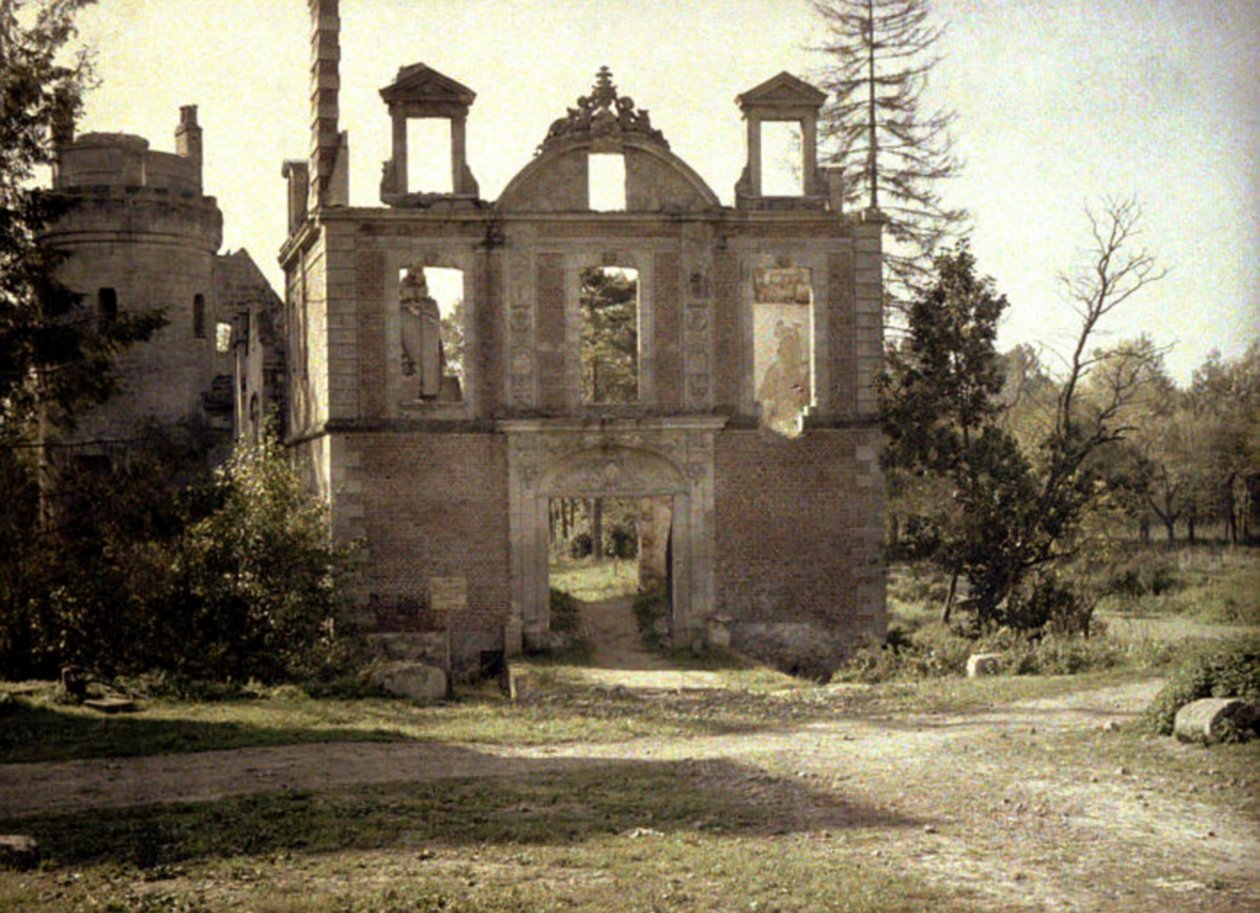 Zbytky poškozeného hradu, Dives, Oise, Francie, 1917 (autochrom) od Fernand Cuville