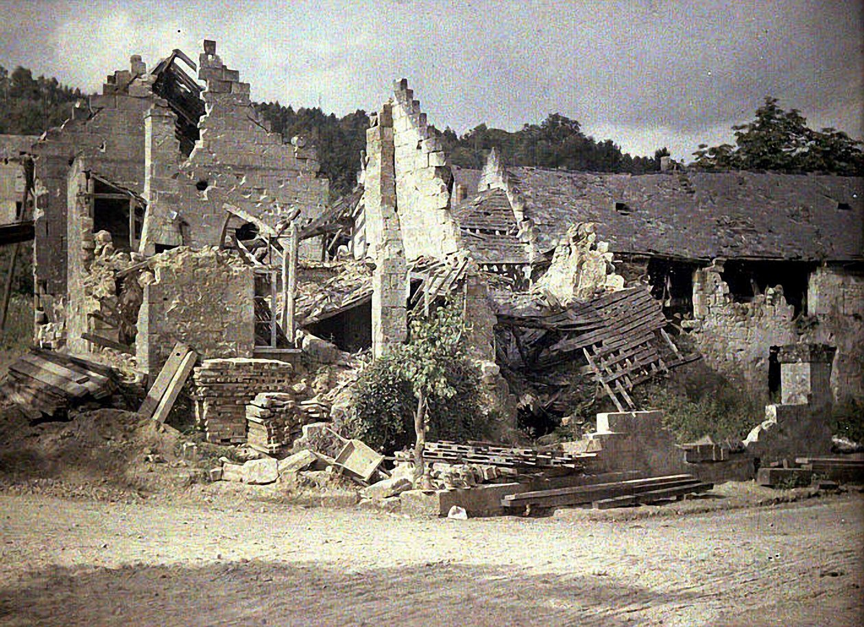 Zříceniny domů, Pommiers, Aisne, Francie, 1917 (autochrom) od Fernand Cuville