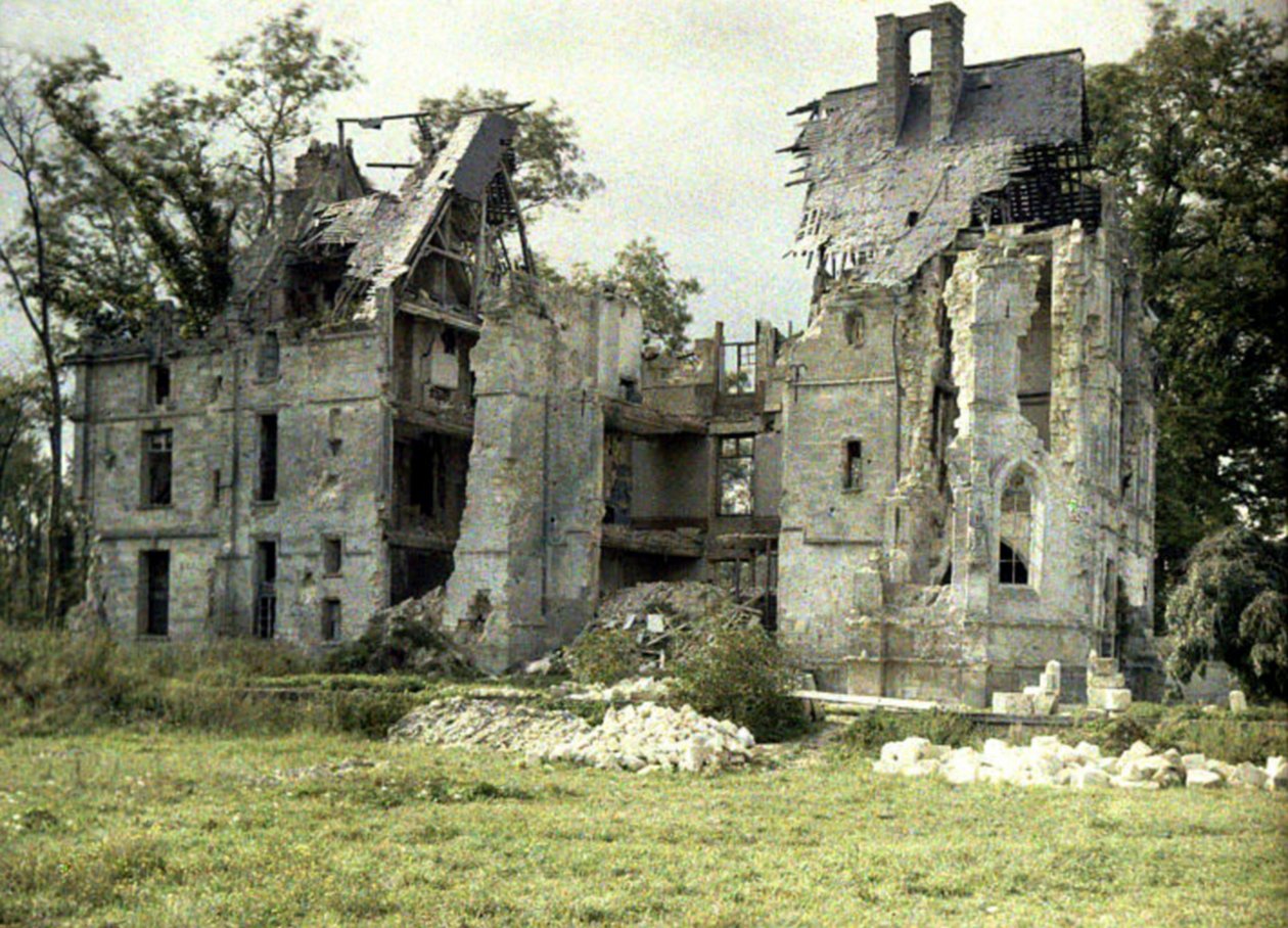 Ruiny zámku Plessis po ústupu Němců, Noyon, Oise, Francie, 1917 (autochrom) od Fernand Cuville