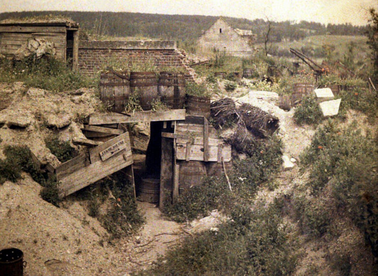 Přístřešek na farmě Boevre, Soissons, Aisne, Francie, 1917 (autochrom) od Fernand Cuville