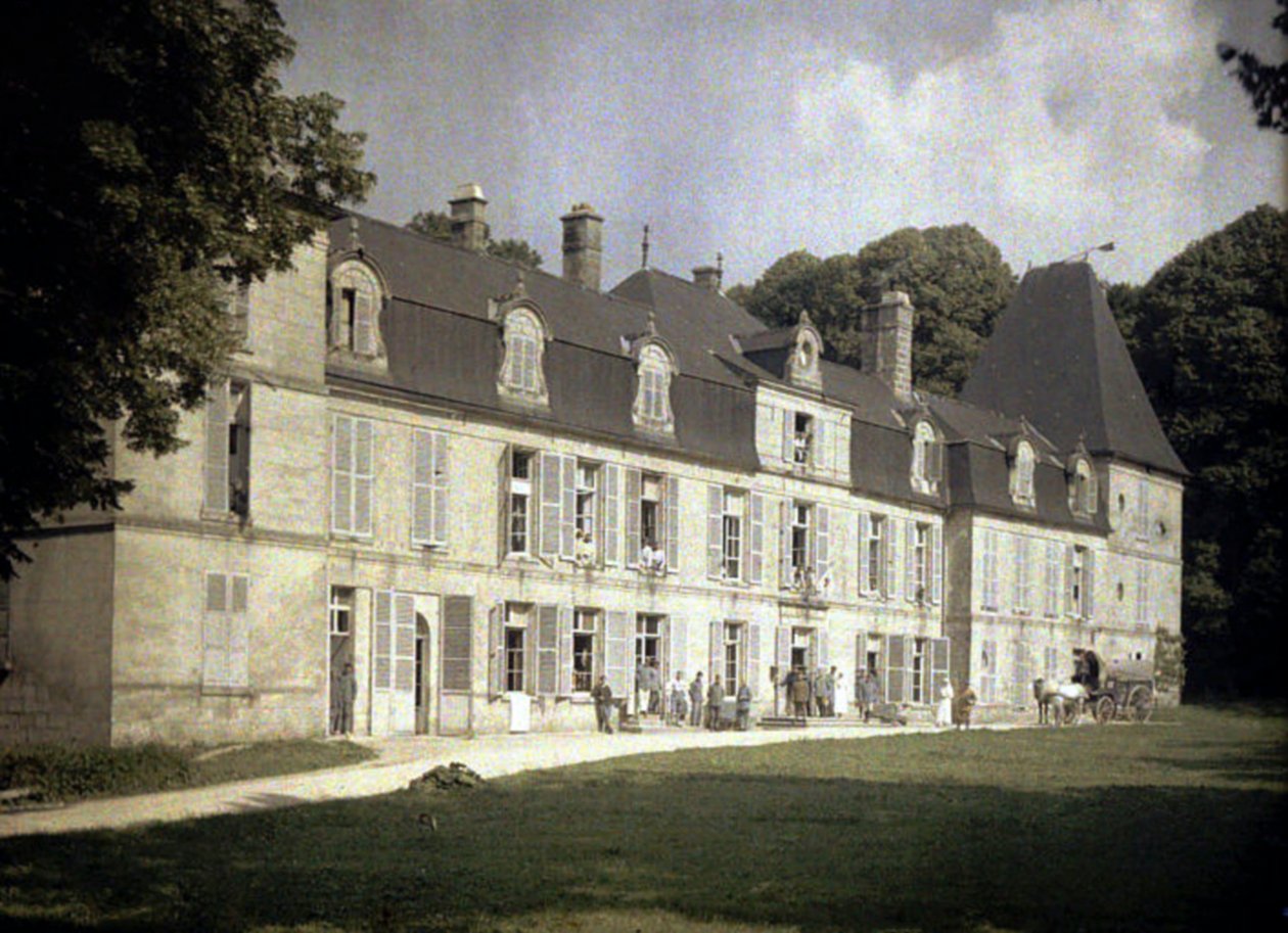 Vojáci na zámku Vauxbuin, který francouzská armáda používala jako nemocnici, Soissons, Aisne, Francie, 1917 (autochrom) od Fernand Cuville