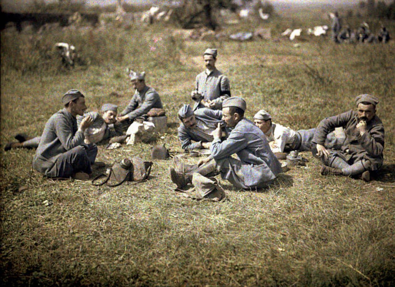 Vojáci odpočívající po jídle, Aisne, Francie, 1917 (autochrom) od Fernand Cuville