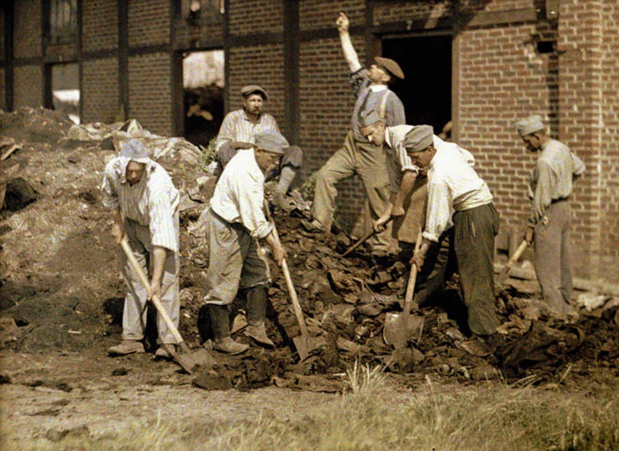 Vojáci pracující s lopatami v troskách budovy, Soissons, Aisne, Francie, 1917 (autochrom) od Fernand Cuville