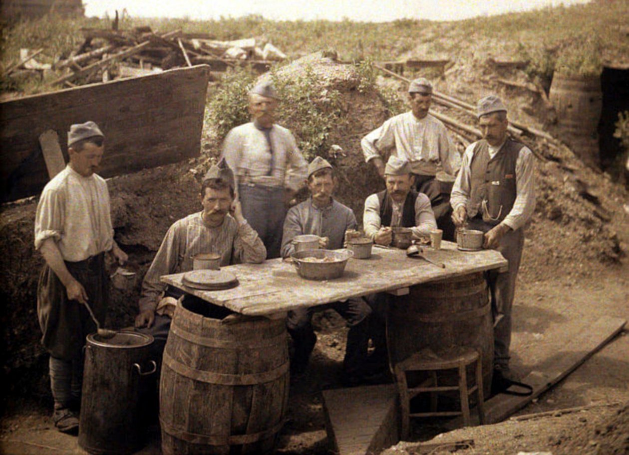 Rozdávání polévky ve francouzských zákopech v týlu fronty, Soissons, Aisne, Francie, 1917 (autochrom) od Fernand Cuville
