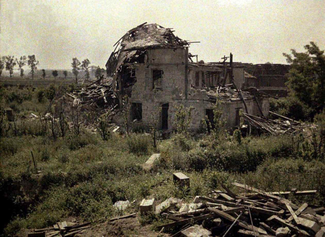 Hospodářská budova Boevre v troskách, Soissons, Aisne, Francie, 1917 (autochrom) od Fernand Cuville
