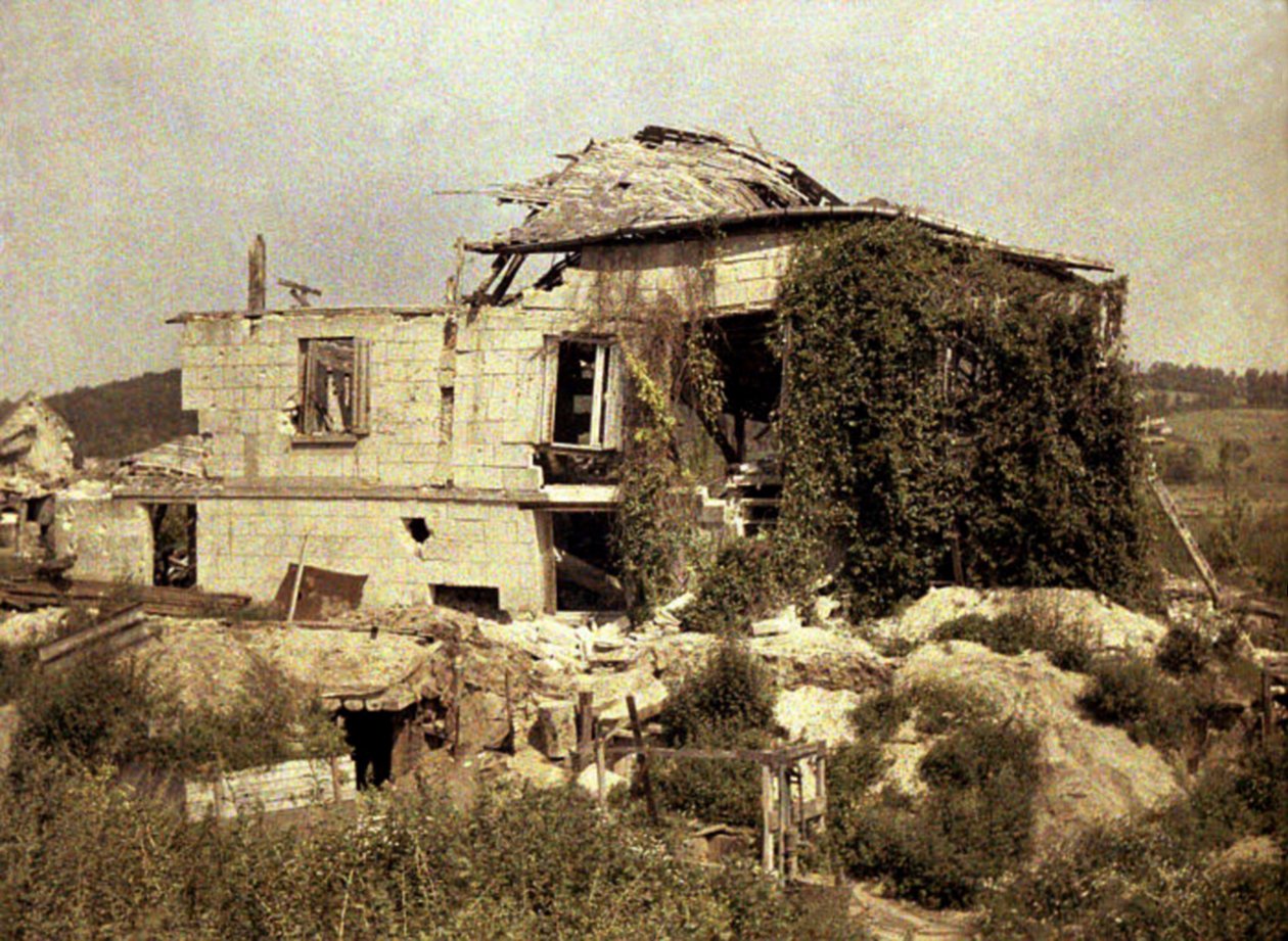 Hospodářská budova Boevre v troskách, Soissons, Aisne, Francie, 1917 (autochrom) od Fernand Cuville