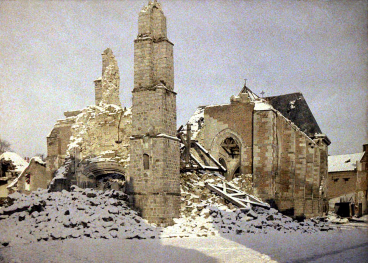 Kostel Saint-Martin, který byl vyhozen do povětří při ústupu německé armády, Chauny, Aisne, Francie, únor 1917 (autochrom) od Fernand Cuville