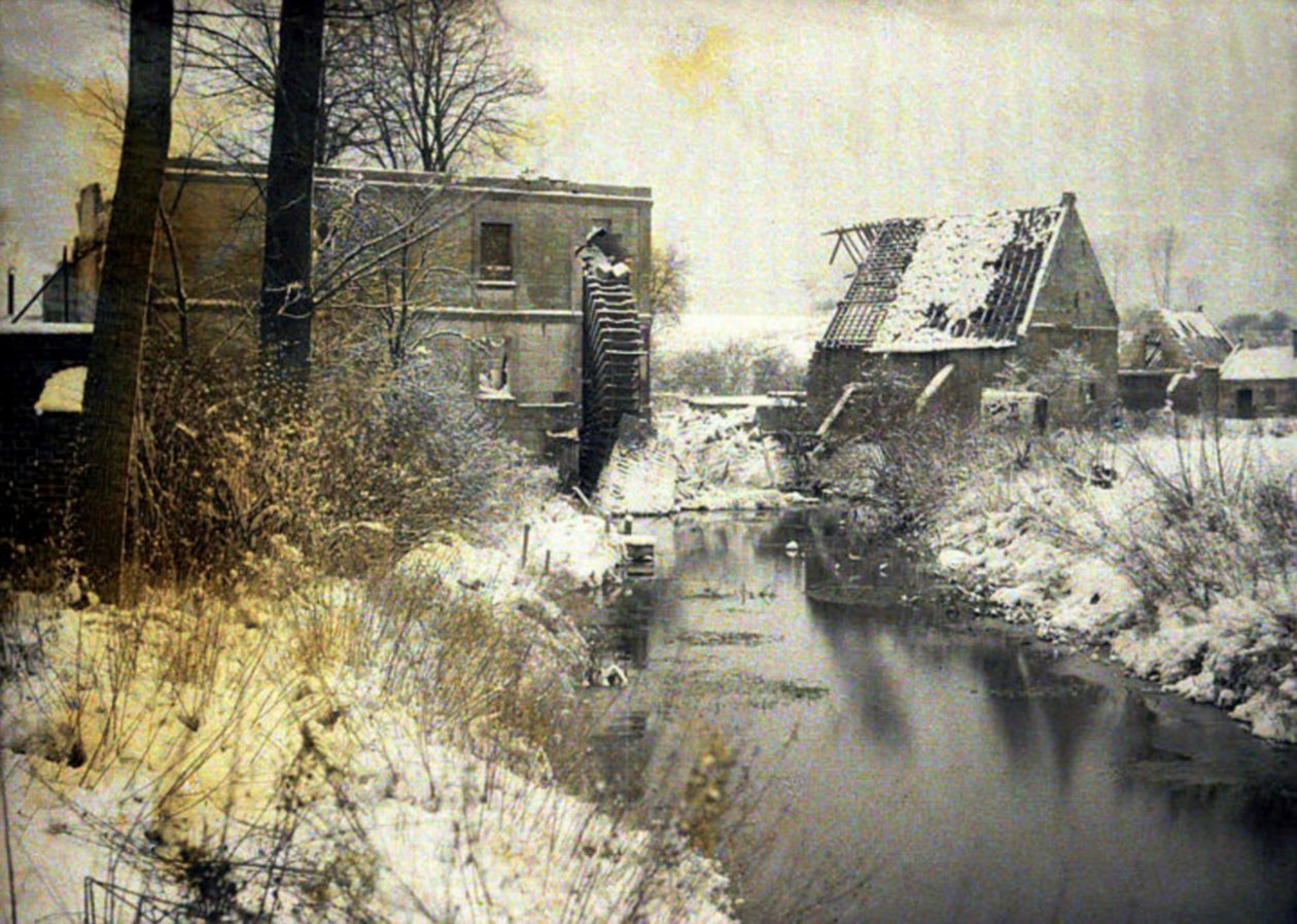 Poškozený vodní mlýn hradu ve sněhu, Chaulnes, Somme, Francie, 1917 (autochrom) od Fernand Cuville