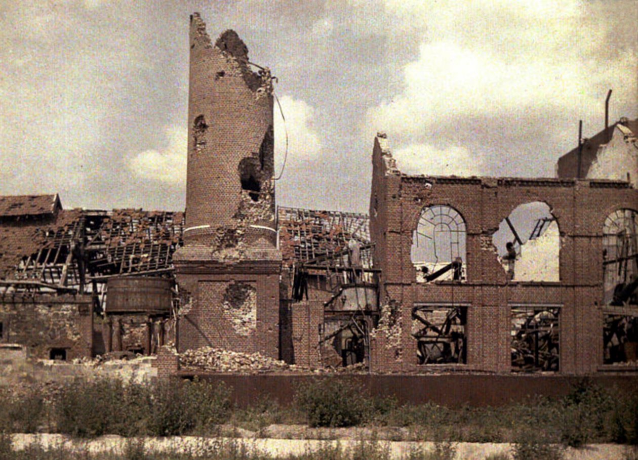 Zničený lihovar po ústupu Němců, Bucy-le-Long, Aisne, Francie, 1917 (autochrom) od Fernand Cuville