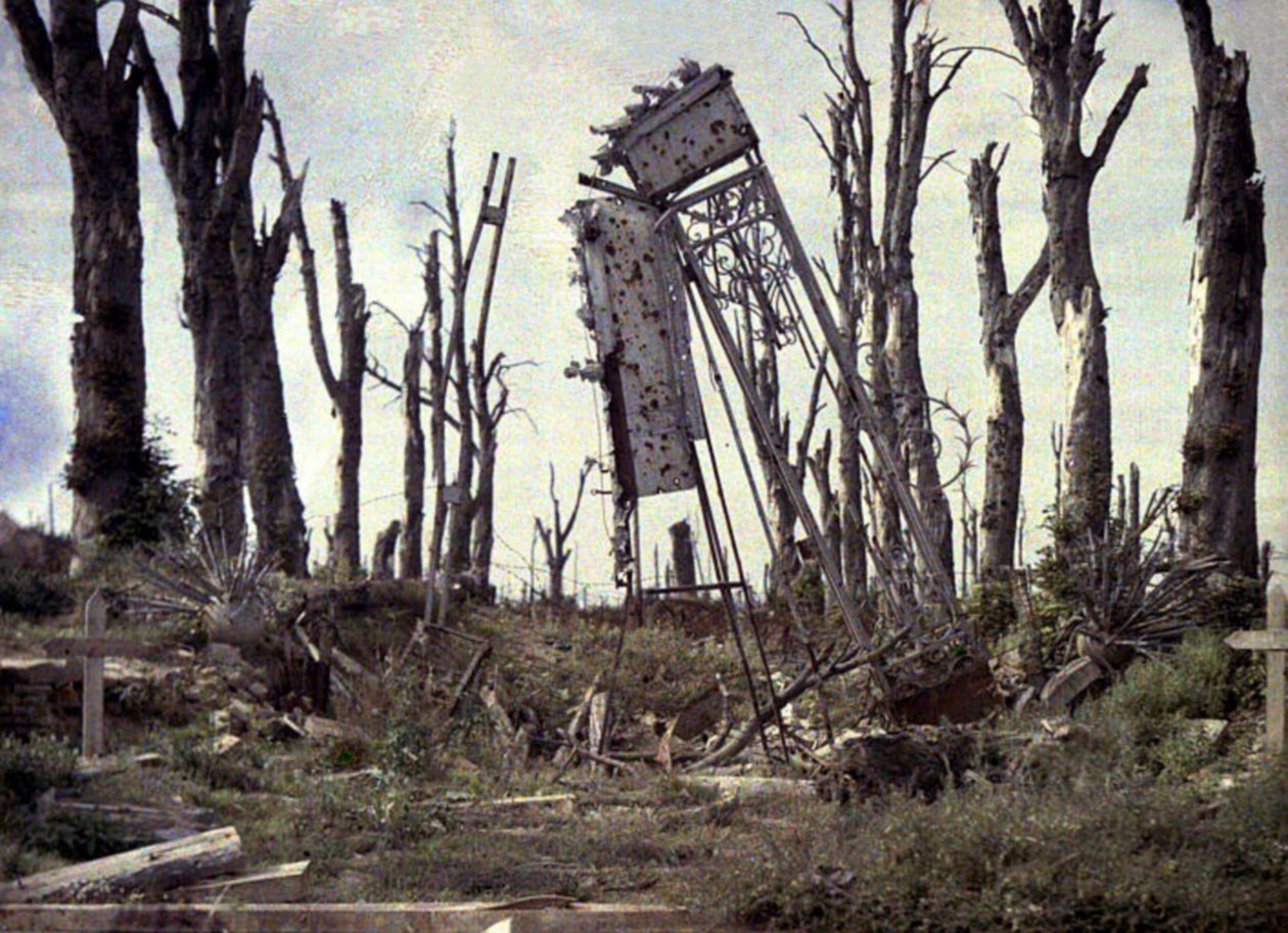 Brána hradu a stromy poškozené dělostřeleckou palbou, Chaulnes, Somme, Francie, 1917 (autochrom) od Fernand Cuville