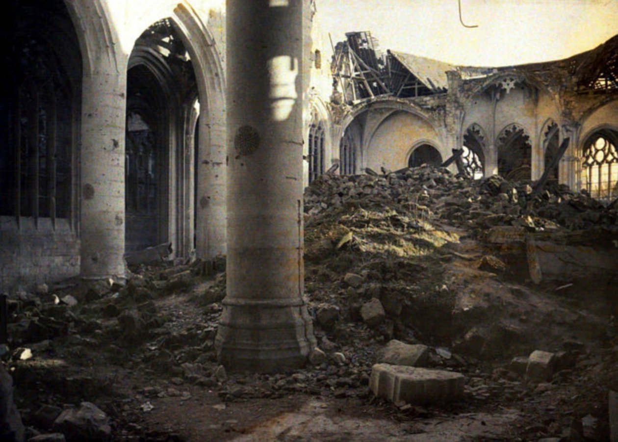 Interiér těžce poškozeného kostela, Roye, Somme, Francie, 1917 (autochrom) od Fernand Cuville