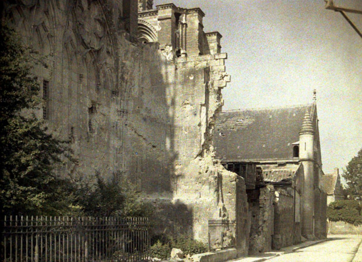 Severní fasáda Cathedrale Saint-Gervaise-et-Saint-Protais, zahájená v roce 1180 a vážně poškozená během války, Soissons, Aisne, Francie, 1917 (autochrom) od Fernand Cuville
