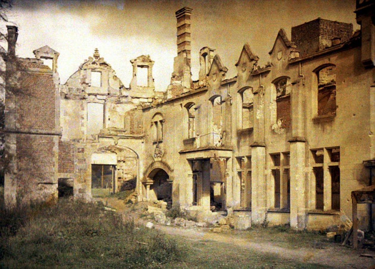 Zřícenina hradu po ústupu Němců, Noyon, Oise, Francie, 1917 (autochrom) od Fernand Cuville