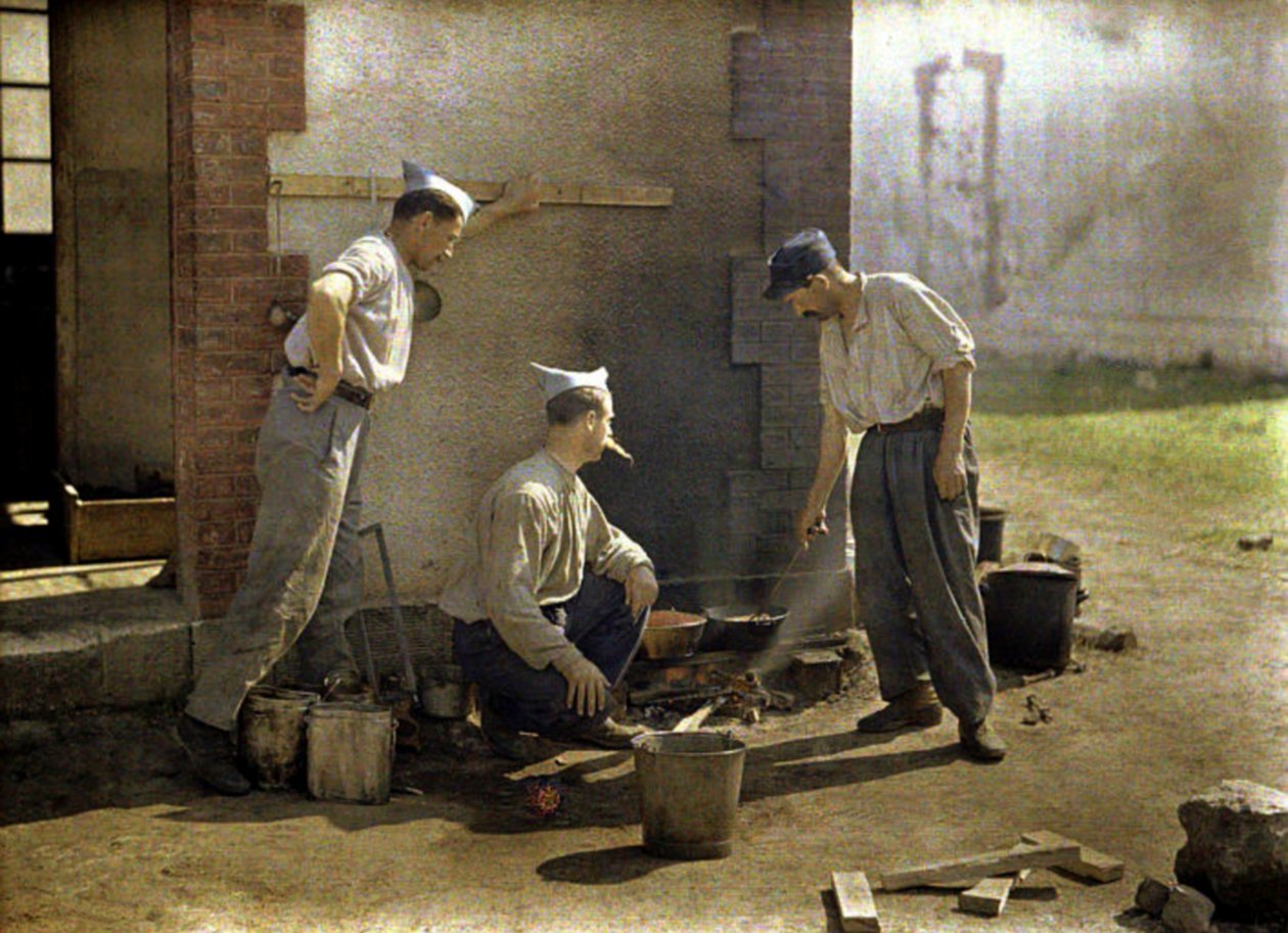 Tři francouzští vojáci vařící oběd na otevřeném ohni, Soissons, Aisne, Francie, 1917 (autochrom) od Fernand Cuville