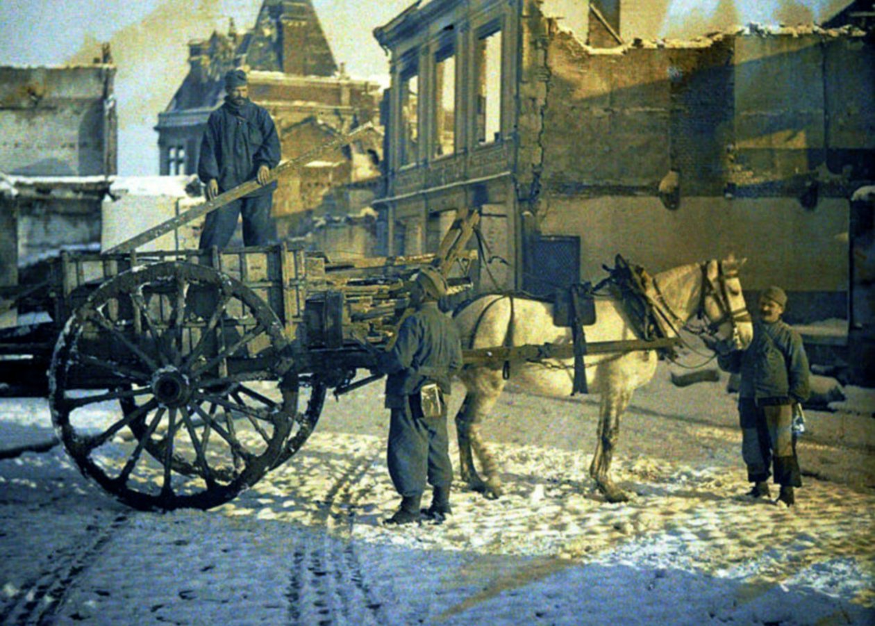 Tři francouzští vojáci na ulici s poškozenými budovami, Chauny, Aisne, Francie, 1917 (autochrom) od Fernand Cuville