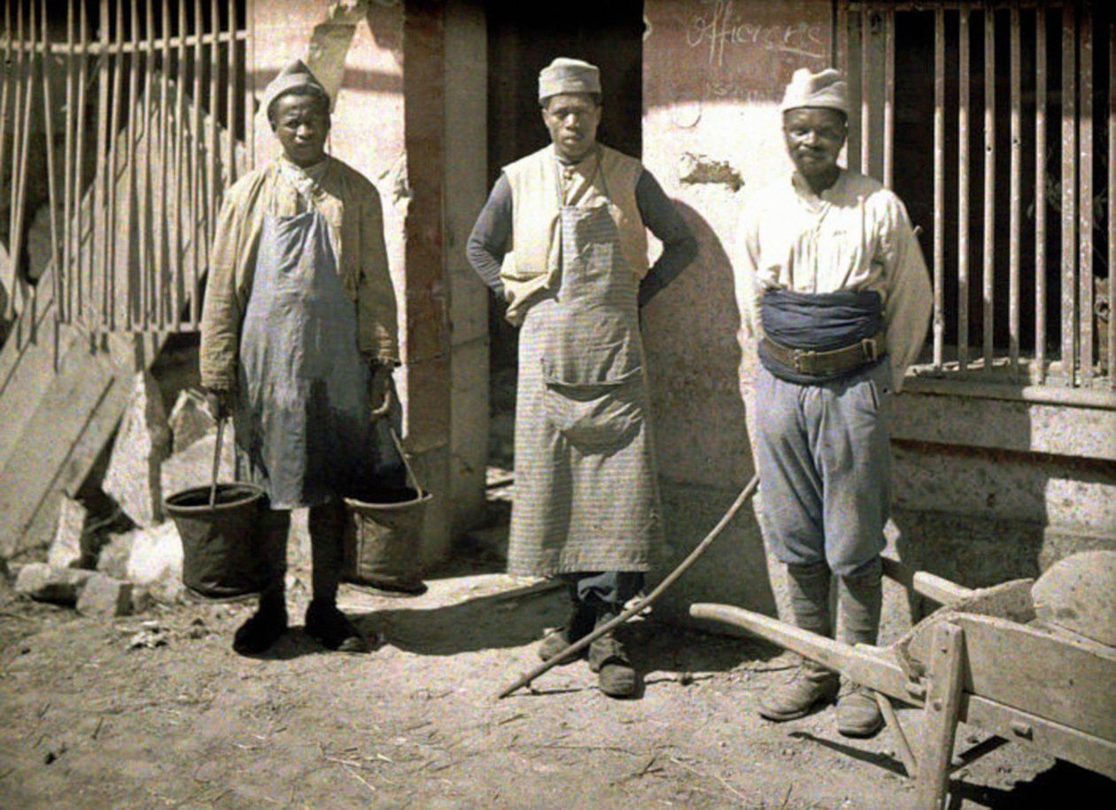 Tři dělníci ze Senegalu před domem, Soissons, Aisne, Francie, 1917 (autochrom) od Fernand Cuville