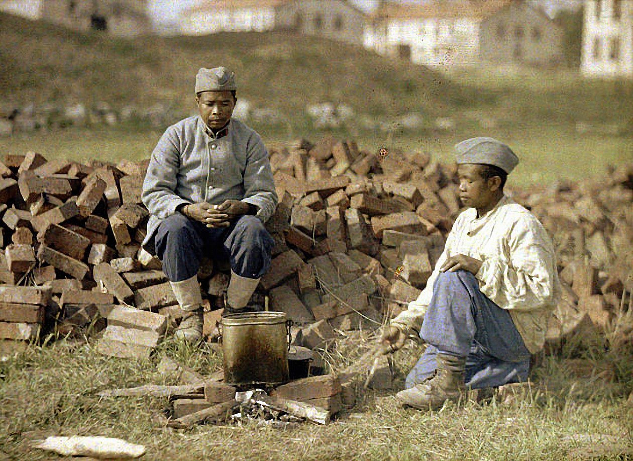 Dva afričtí vojáci ohřívající jídlo, Soissons, Aisne, Francie, 1917 (autochrom) od Fernand Cuville