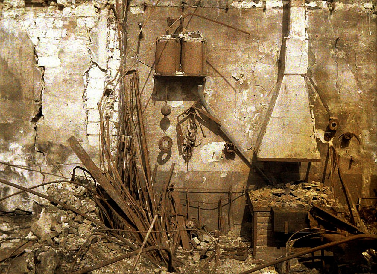 Pohled na kovárnu zničenou granáty, Reims, Francie, 1917 (autochrom) od Fernand Cuville