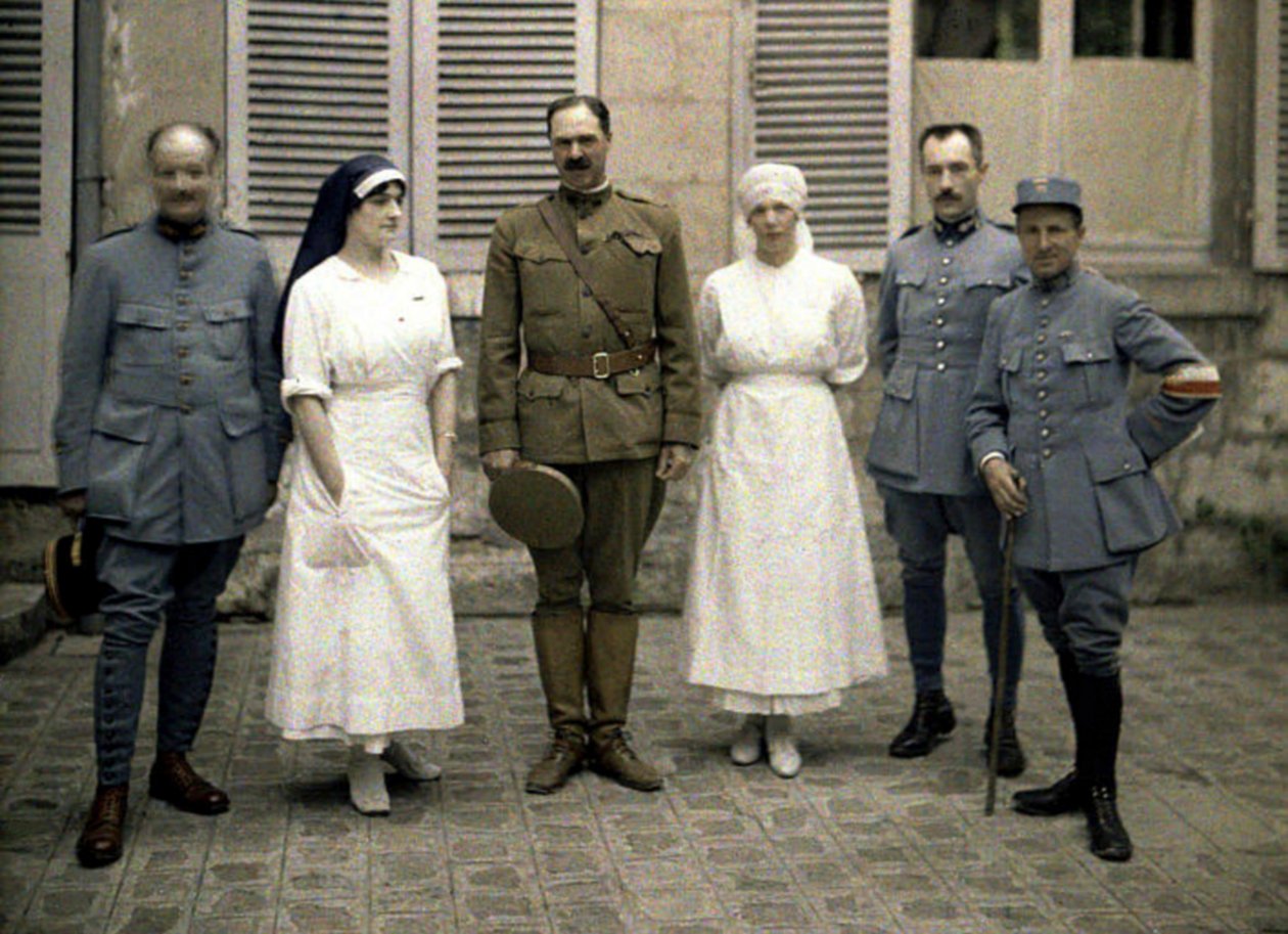 Francouzští vojenští lékaři a zdravotní sestry před nemocnicí Saint-Paul, Soissons, Aisne, Francie, 1917 (autochrom) od Fernand Cuville