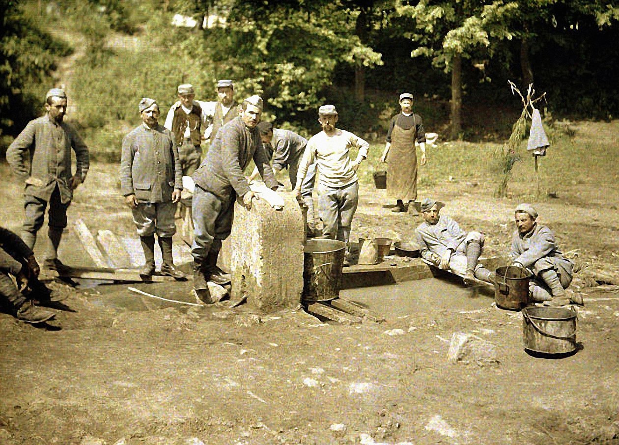 Skupina francouzských vojáků prajících prádlo u studny, Soissons, Aisne, 1917 (autochrom) od Fernand Cuville