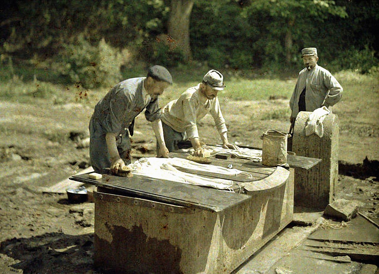 Tři francouzští vojáci dělají prádlo na studny, Soissons, Aisne, Francie, 1917 (Autochrome) od Fernand Cuville