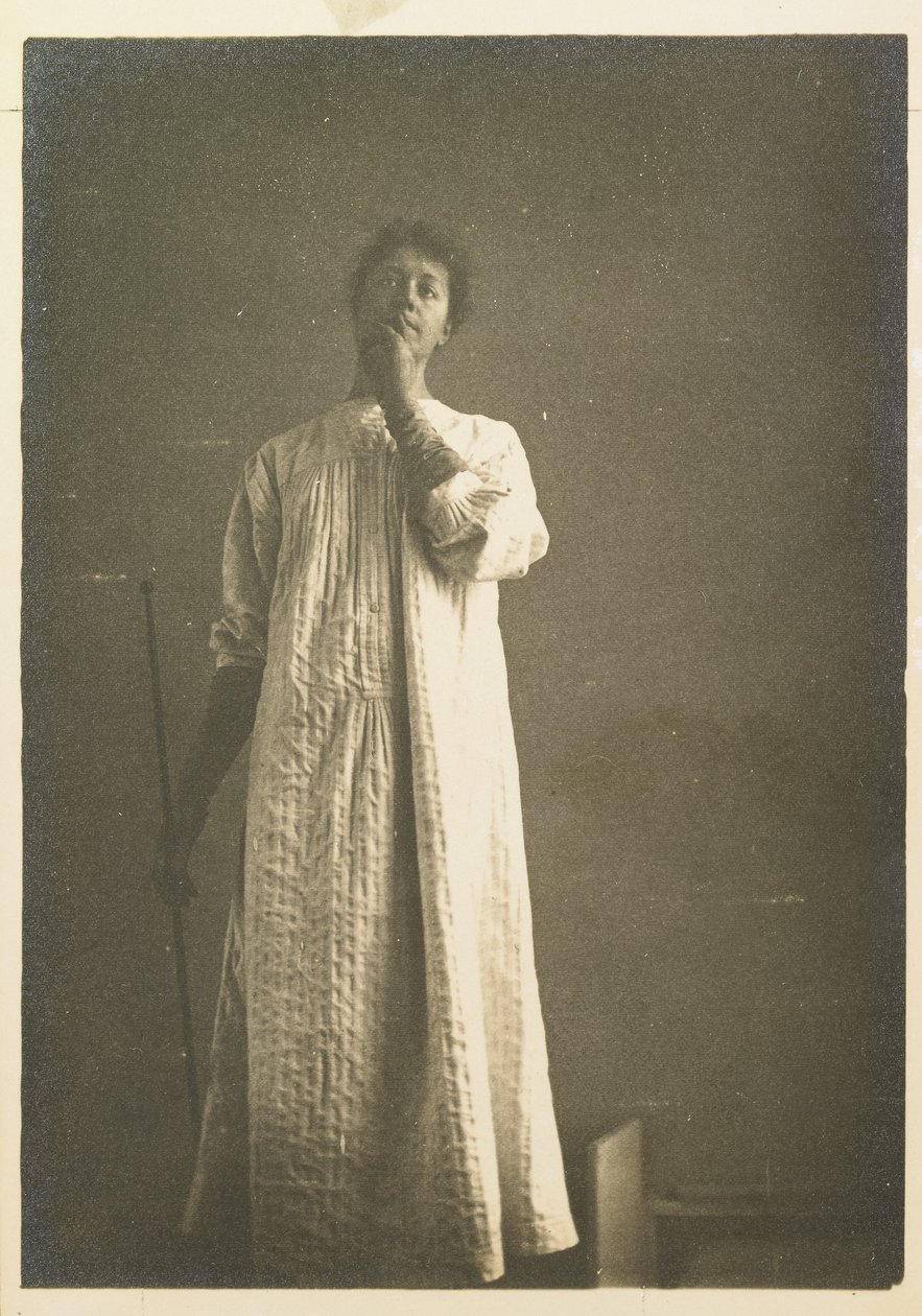 Žena v košili, ruka před ústy od Fernand Khnopff