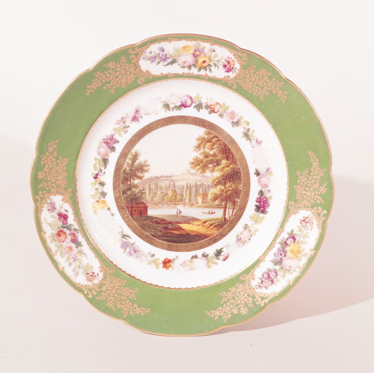 Talíř s vyobrazením starého Pont de Sevres a Pavillon de Breteuil, vyrobený v Paříži (porcelán) od Feuillet
