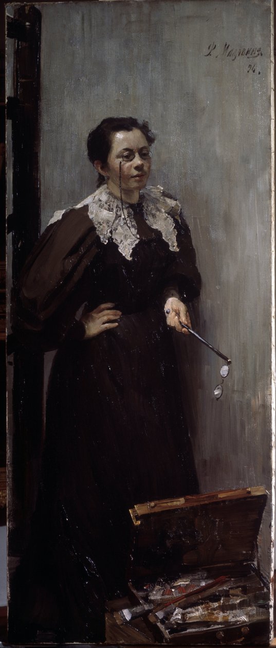Portrét umělkyně Anny Ostroumové Lebeděvy (Ostroumova-Lebedeva) (1871-1955) (Portrét umělkyně A. Ostroumové). Zastoupená stojící za svým malířským vybavením, s dalekohledem na nose a dalším párem v ruce. Obraz Filippa And od Filipp Andreevich Maliavin
