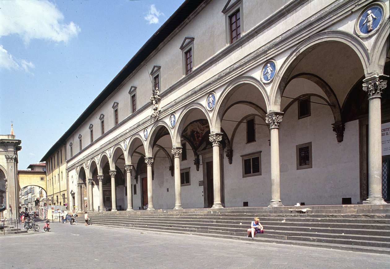 Lodžie Ospedale degli Innocenti, postavená kolem roku 1420 od Filippo Brunelleschi