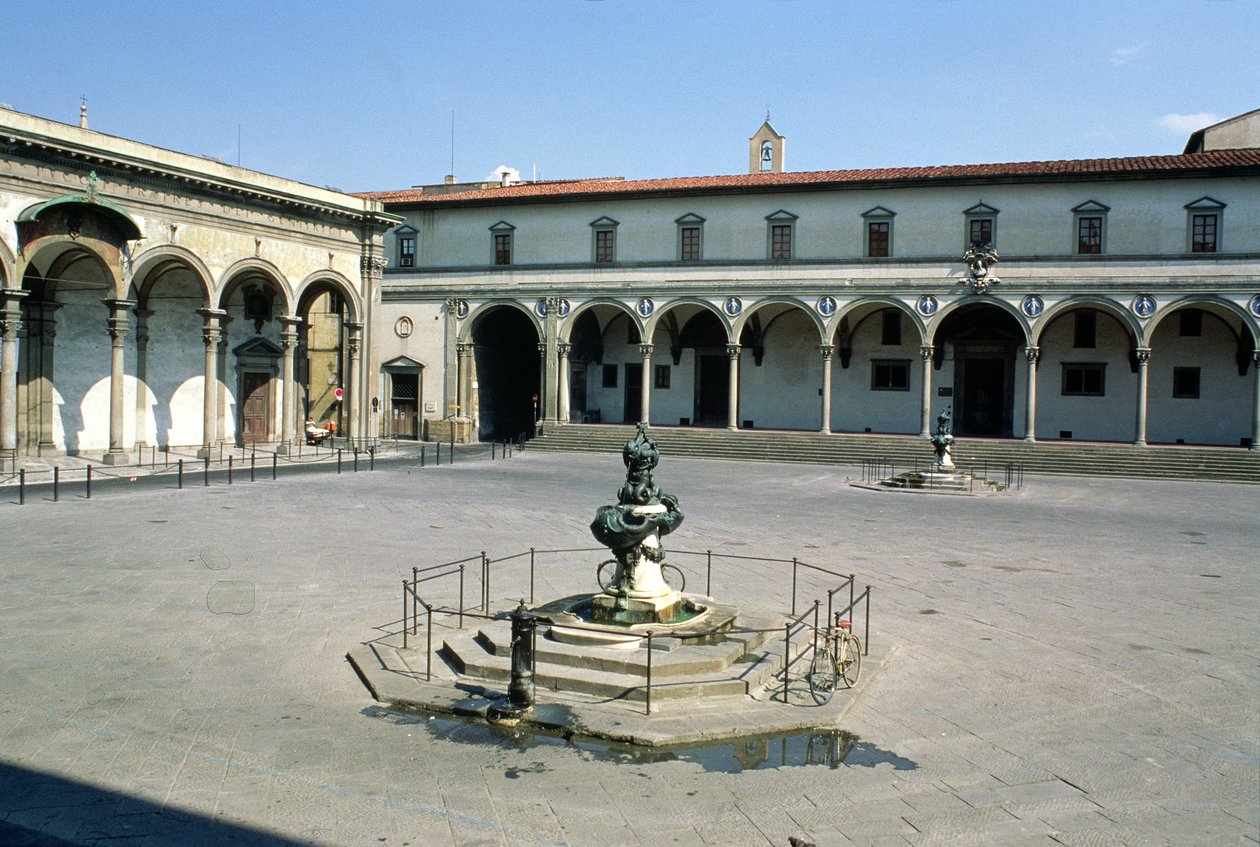 Pohled na lodžii Ospedale degli Innocenti, postavený c.1420 od Filippo Brunelleschi